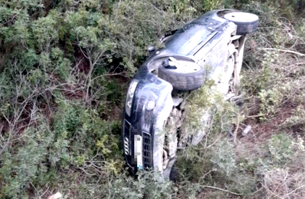 Tres personas resultaron heridas al volcar su vehculo en la carretera de subida a La Santa